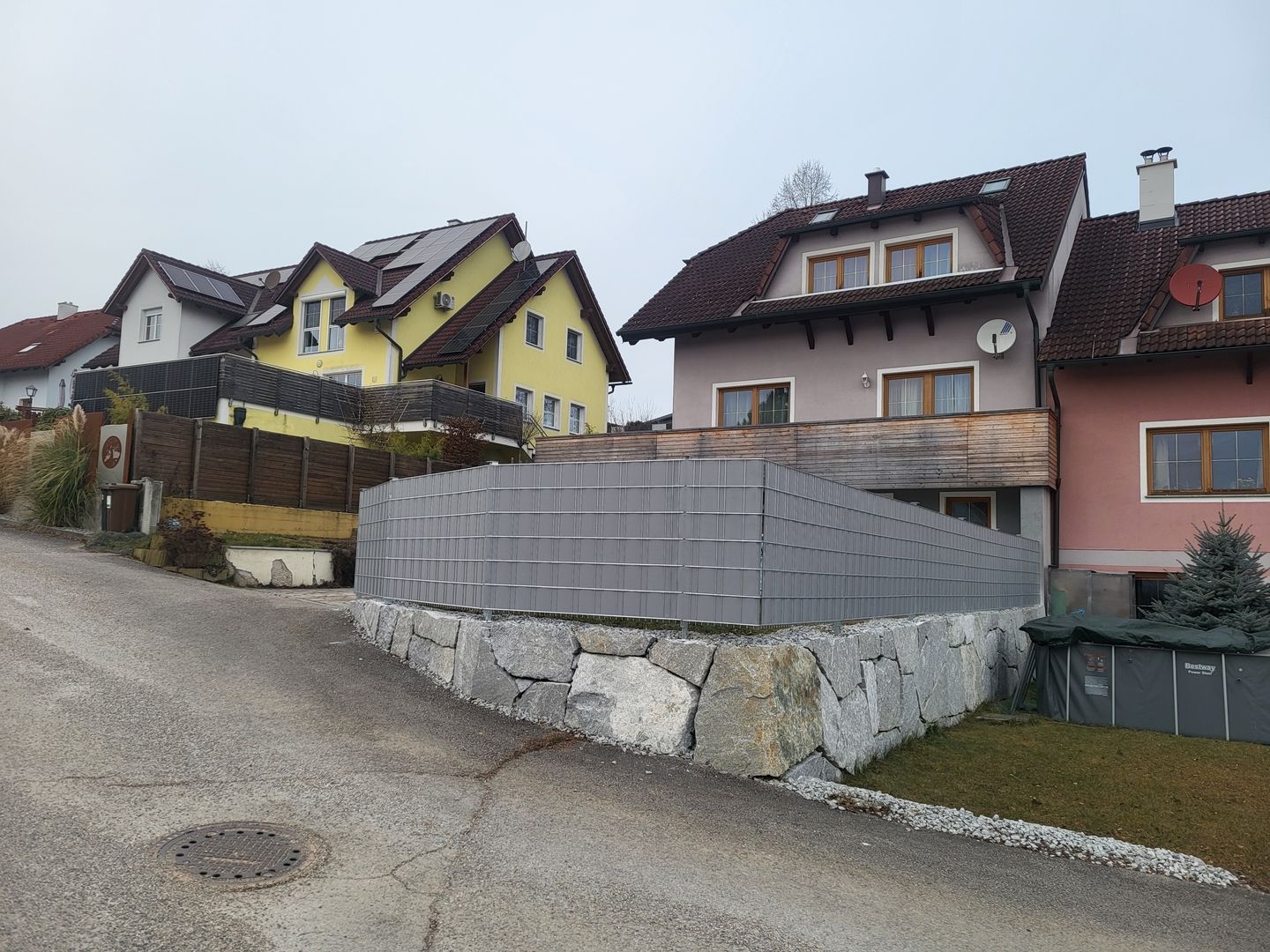 Ein Doppelstabmattenzaun vor einem grauen Haus