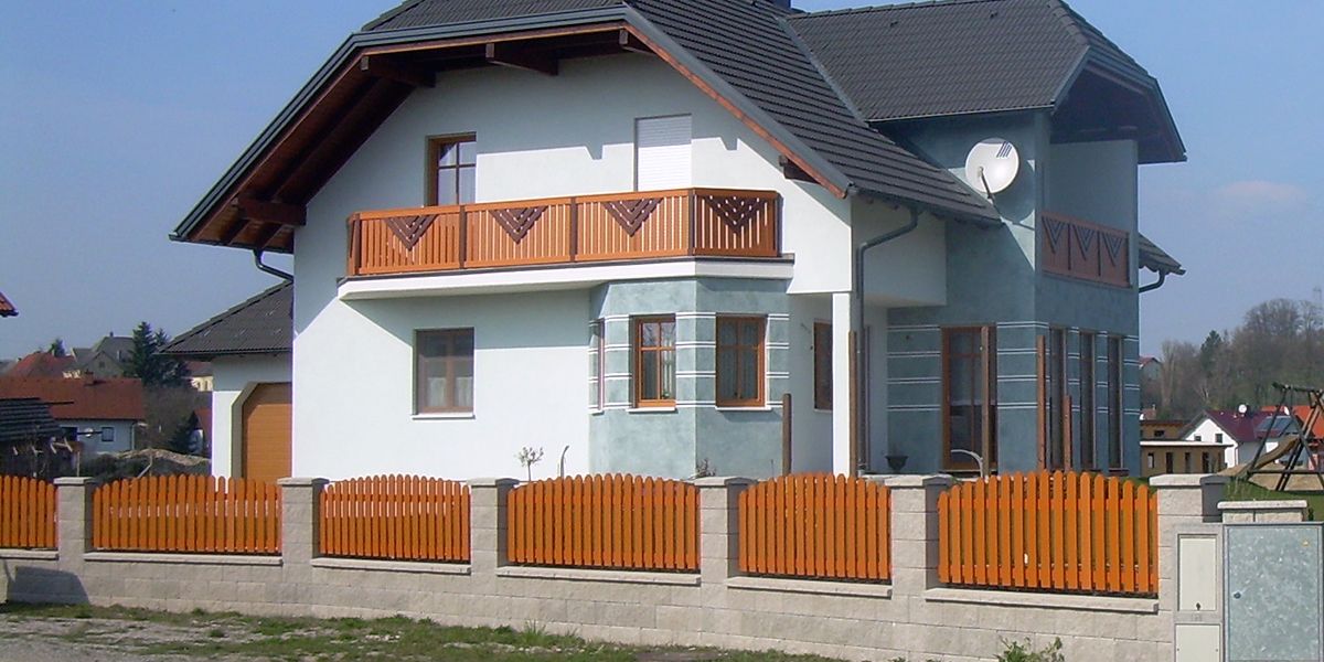 Ein Haus mit einem Zaun, der das Grundstück umgibt, in einer ruhigen und einladenden Umgebung.